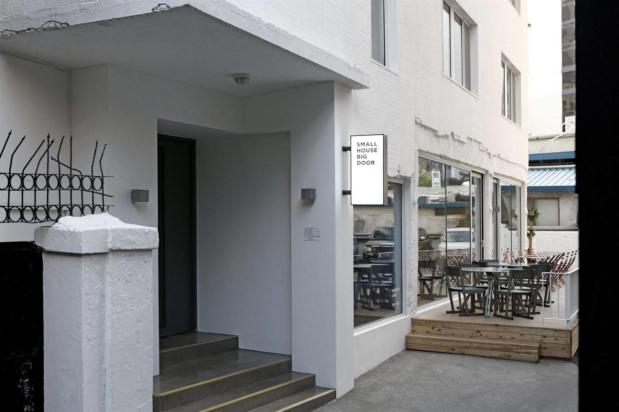 Small House Big Door Seoul Exterior photo